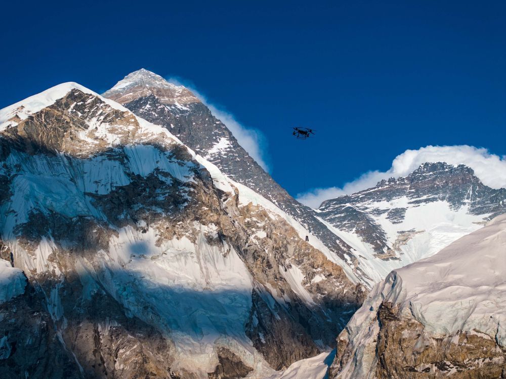 For the first time in the world! Chinese civilian drones complete transportation of materials at an altitude of 6000 meters on Mount Everest